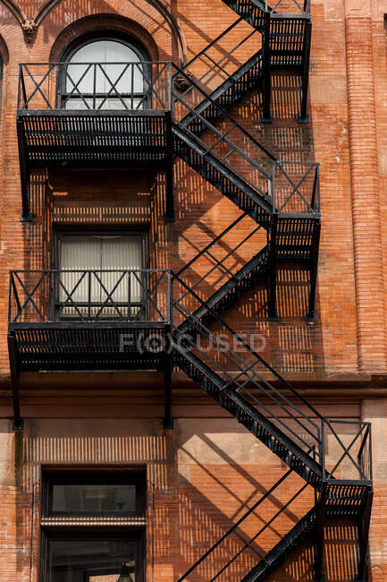 Escaleras exteriores de hierro de un edificio, Toronto, Ontario, Canadá - foto de stock
