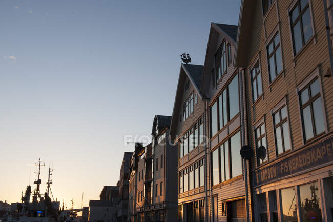 Sole di mezzanotte sul porto, Haugesund, Norvegia — Foto stock