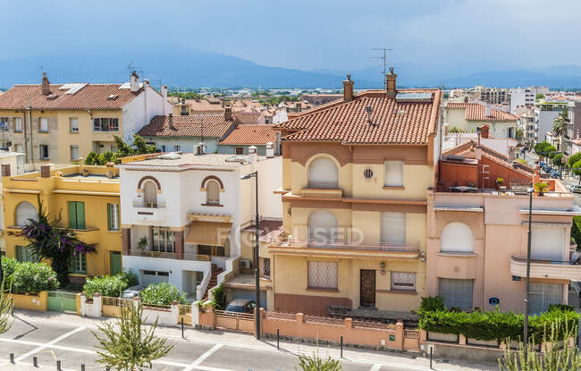 Francia, Occitania, Pirineos Orientales, Perpiñán, casas urbanas individuales en Perpiñán (en frente del Palacio de los Reyes de Mallorca) - foto de stock