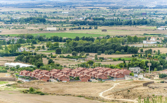 España, comunidad autónoma de Aragón, provincia de Huesca, desarrollo de los suburbios de Huesca. - foto de stock