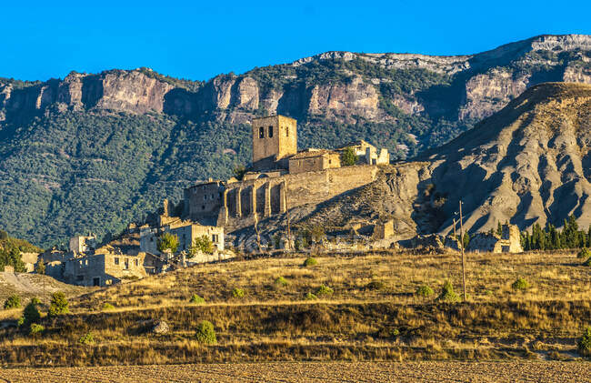 España, Pirineos, comunidad autónoma de Aragón, pueblo abandonado cerca de la presa de Yesa en el río Aragón - foto de stock