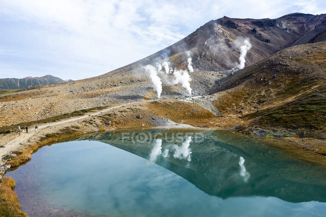 Lago de montaña en el parque nacional de Daisetsuzan, prefectura de Hokkaido, Japón - foto de stock