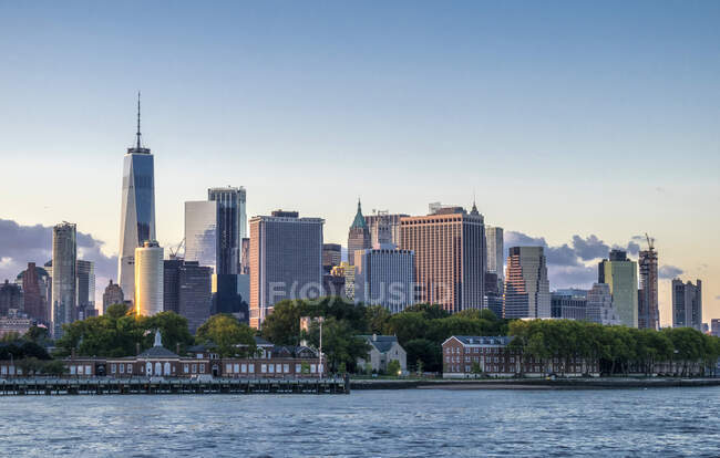 Usa, New York, Manhattan, Skyline panorama from Upper Bay — стокове фото