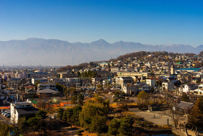Vista sobre los Alpes japoneses desde el castillo de Matsumoto, prefectura de Nagano, Honshu, Japón.. - foto de stock
