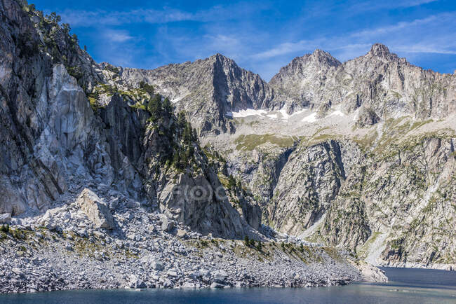 Francia, Hautes-Pyrenees, Haute Vallee d 'Aure, embalse del Cap de Long, Cr? te des Laquettes y Pic des Trois Conseillers, deslizamiento de tierra - foto de stock