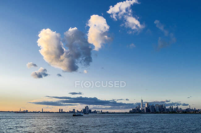 Usa, New York, Jersey City and Manhattan skylines from Upper Bay — стокове фото