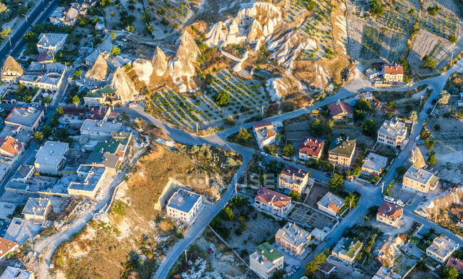 Turquía, el Parque Nacional Greme y los lugares de roca de Cappadocia, vistas aéreas de la ciudad de Greme (Patrimonio de la Humanidad de la UNESCO).) - foto de stock
