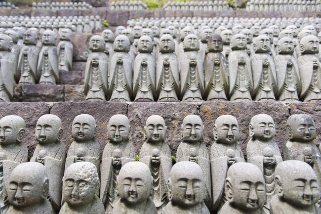 Abundância de pequena estátua votiva em uma linha, Hase dera, Kamakura, Japão — Fotografia de Stock