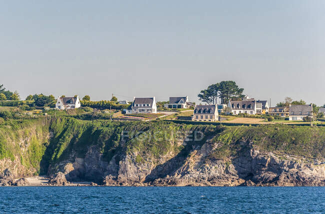 France, Bretagne, Goulet de Brest, Plougonvelin, pavillons au bord de la mer — Photo de stock