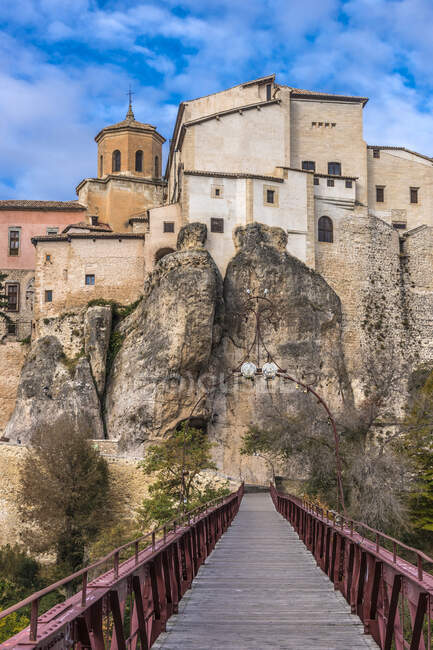 Spain, autonomous community of Castile - La Mancha, city of Cuenca, San Pablo bridge and old city on the cliffs (UNESCO World Heritage) (Most Beautiful Village in Spain) — Stock Photo