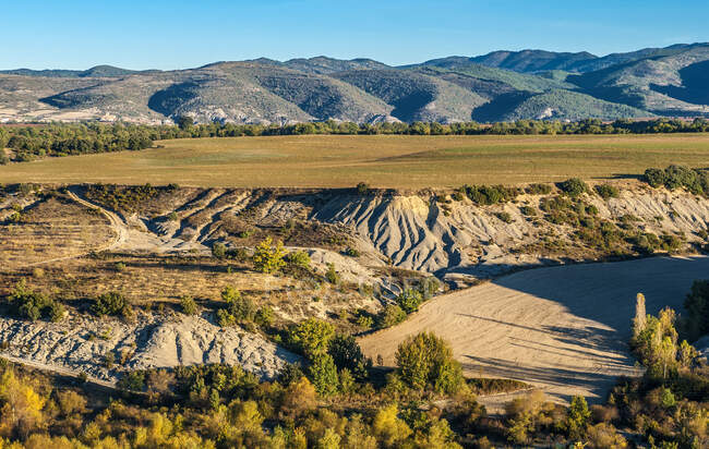 España, Pirineos, Comunidad Autónoma de Aragón, paisaje cerca de la presa de Yesa en el río Aragón. - foto de stock