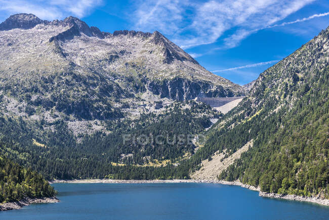 Francia, Hautes-Pyrénées, Valle del Alto Aure, Parque Natural Nacional Nouvielle, Pic de Nouvielle (o Aubert) (2863 metros), Lago Ordon y embalse Cap de Long. - foto de stock