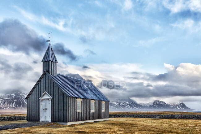 Исландия. Западный регион. Полуостров Снефельснес. Будирская церковь. — стоковое фото