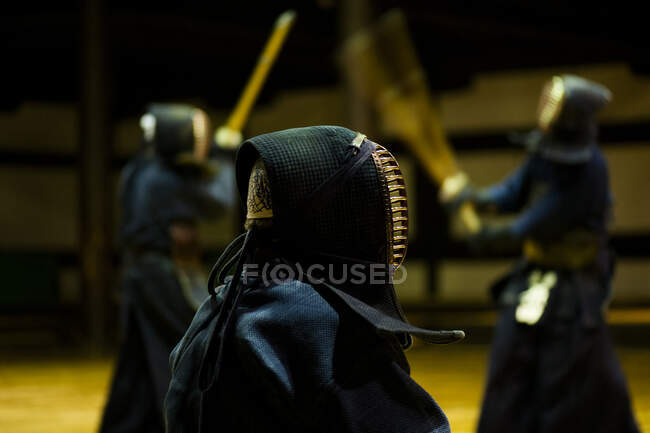 Treinamento de Kendo com varas de bambu no local Butokuden, Kyoto, Japão — Fotografia de Stock