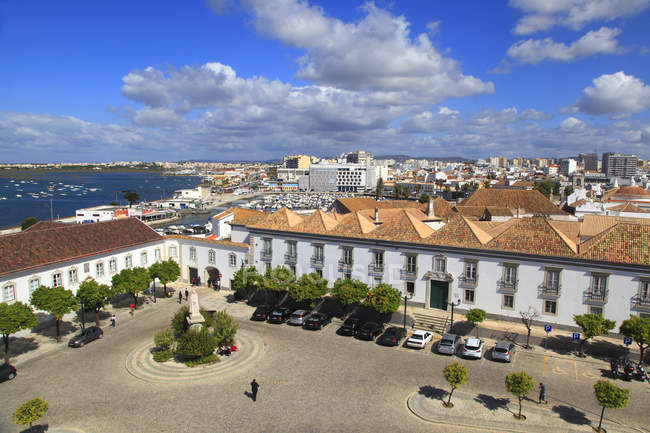 Plaza principal y palacio episcopal en Portugal, Algarve - foto de stock