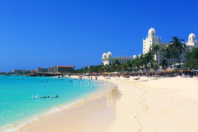 Antilles néerlandaises. Aruba. Palm Beach. Palais Riu. — Photo de stock