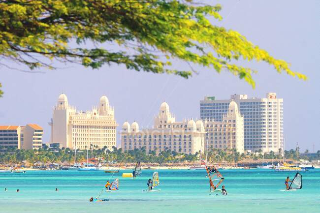 Antillas Holandesas. Aruba. Palm Beach. Palacio de Riu. - foto de stock
