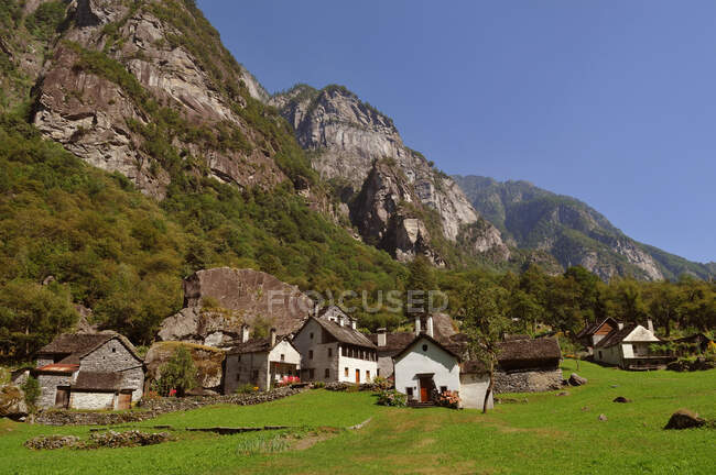 Suiza, cantón de Tecino, Val Bavona, pequeño pueblo de Roseto, aquí no hay electricidad - foto de stock