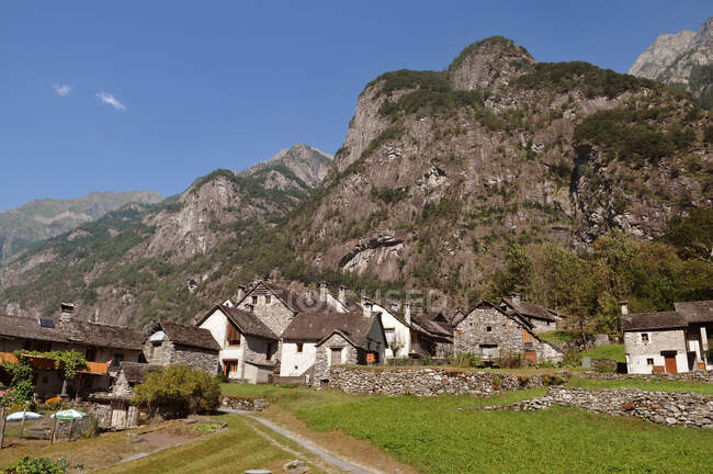 Suiza, cantón de Tecino, Val Bavona, pequeño pueblo de Roseto, aquí no hay electricidad - foto de stock
