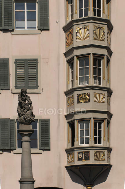 Suiza, cantón de Zurich, ciudad de Zurich, casco antiguo, fachada barroca rosa con un medallón. - foto de stock