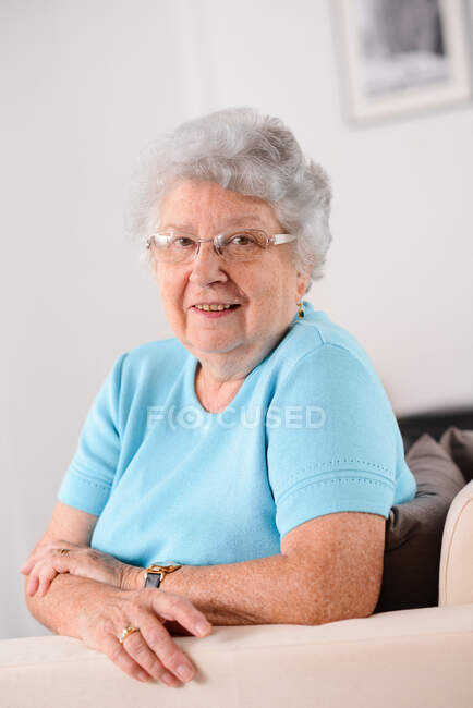 Isolated portrait of a cheerful and dynamic elderly senior woman at home — Stock Photo