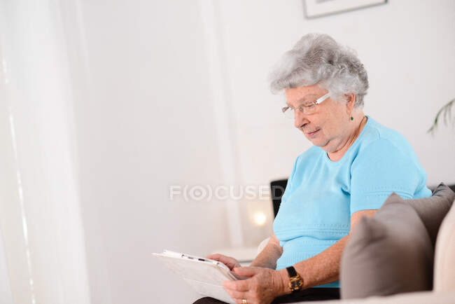 Retrato isolado de uma mulher idosa alegre e dinâmica em casa — Fotografia de Stock