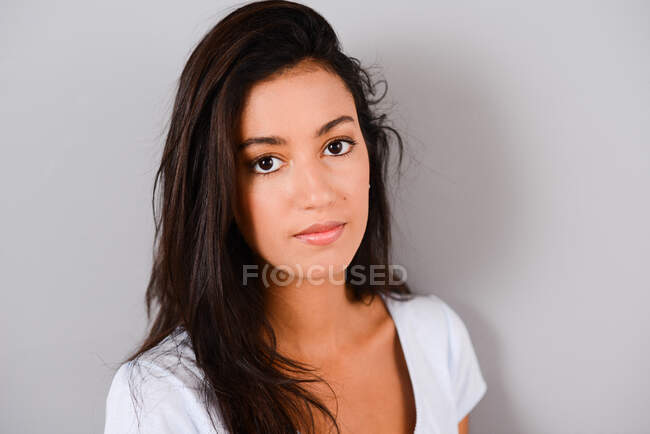 Isolated studio shot of a beautiful and cheerful young brunette woman — Stock Photo