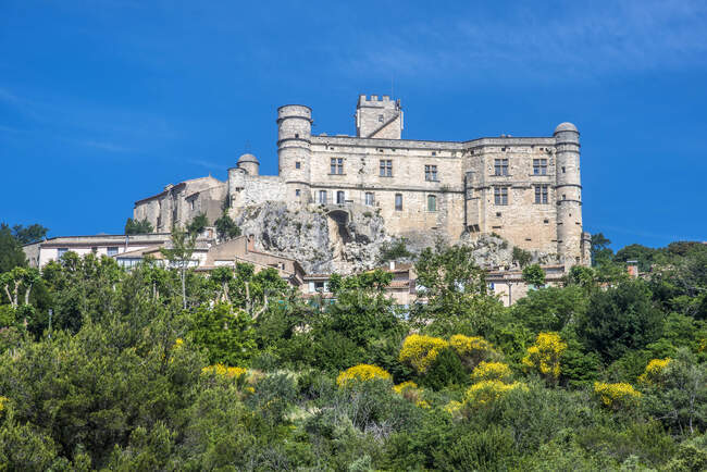 Francia, Vaucluse, pueblo encaramado de Barroux y su castillo fortificado - foto de stock