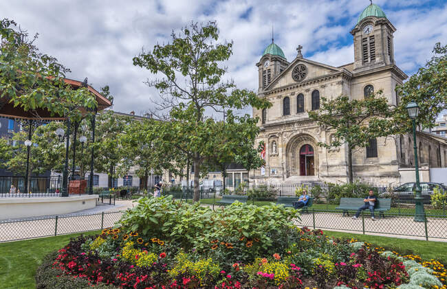 France, 19ème arrondissement de Paris, place de Bitche et église Saint-Jacques-Saint-Christophe de la Villette — Photo de stock