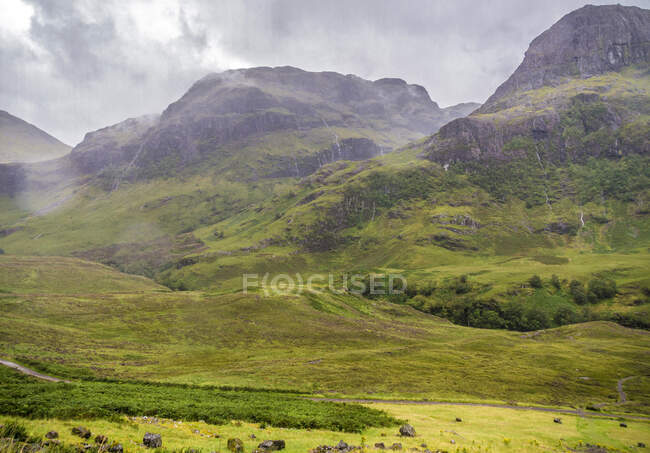 Europa, Grã-Bretanha, Escócia, Highlands and Lochaber Geopark, vale de Glen Coe, lugar da réplica cabana de Hagrid (filmes de Harry Potter) e filmagens do filme Skyfall (James Bond) — Fotografia de Stock