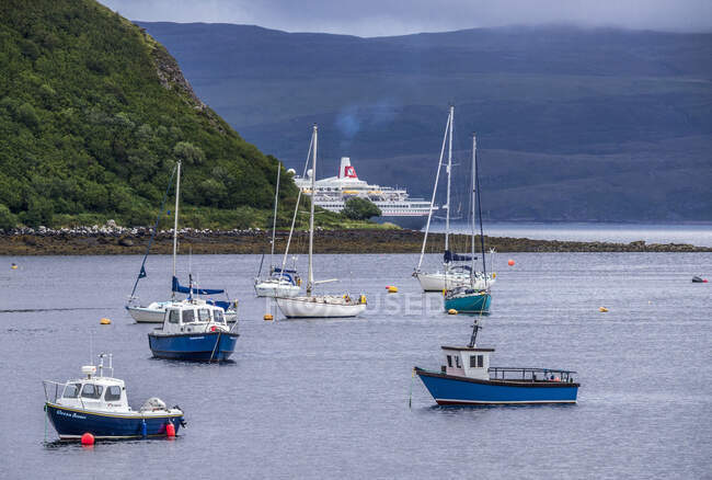 Europa, Gran Bretaña, Escocia, Hébridas, Isla de Skye, barcos en la bahía de Portree - foto de stock