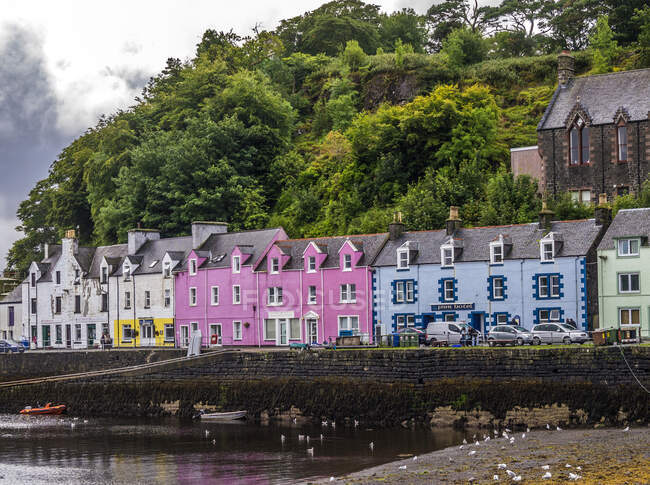 Europe, Great Britain, Scotland, Hebrides, Isle of Skye, coloured houses of the Portree harbour — Stock Photo