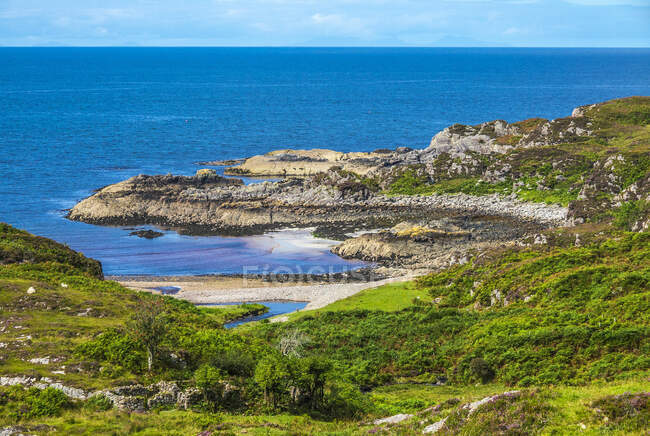 Europa, Gran Bretaña, Escocia, Hébridas, al sureste de la Isla de Skye, cala junto al Océano en el Punto de Sleat - foto de stock