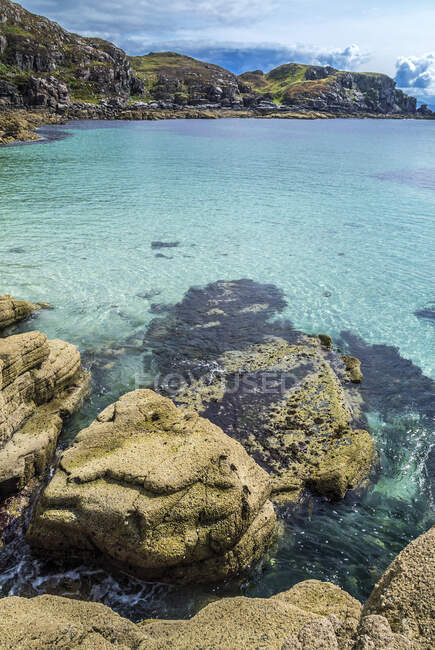 Europe, Grande-Bretagne, Écosse, Hébrides, sud-est de l'île de Skye, mer turquoise à Point of Sleat — Photo de stock