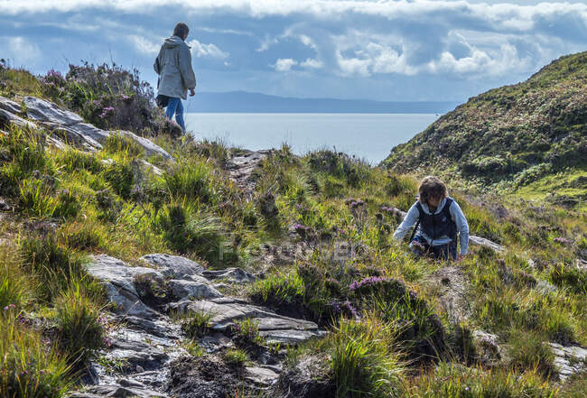 Europa, Gran Bretaña, Escocia, Hébridas, al sureste de la Isla de Skye, niños en Point of Sleat - foto de stock
