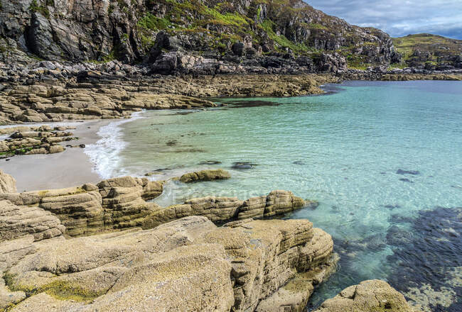 Europa, Grã-Bretanha, Escócia, Hébridas, sudeste da Ilha de Skye, mar azul-turquesa em Point of Sleat — Fotografia de Stock