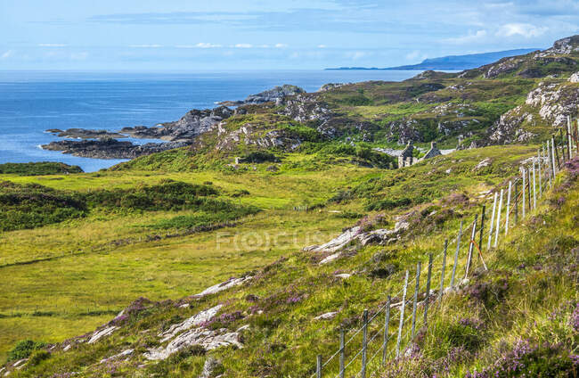 Europa, Gran Bretaña, Escocia, Hébridas, al sureste de la Isla de Skye, páramo costero en Point of Sleat - foto de stock