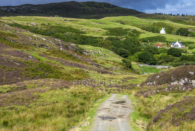 Europa, Gran Bretaña, Escocia, Hébridas, al sureste de la Isla de Skye, granjas en el páramo en Point of Sleat - foto de stock