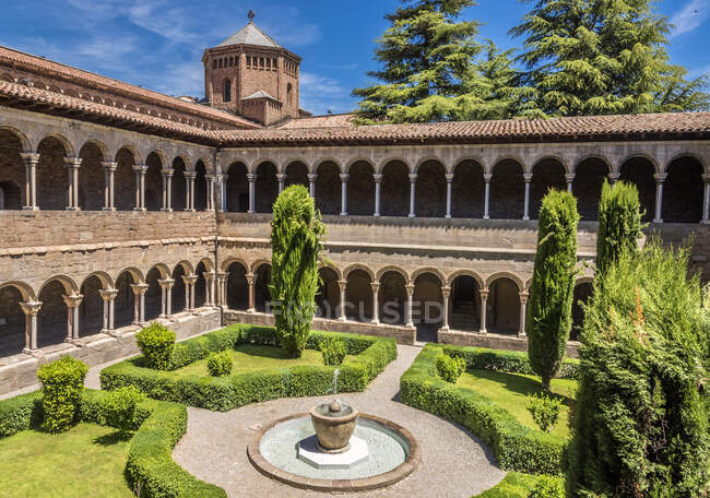 España, Cataluña, provincia de Girona, Ripoll, antiguo monasterio benedictino del claustro de Santa María (siglos XII-XVI)) - foto de stock
