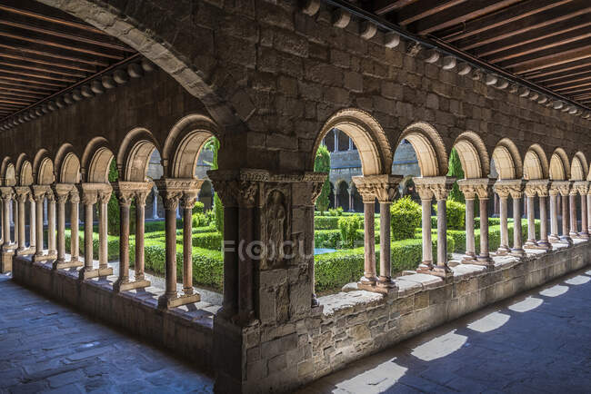 Spain, Catalonia, province of Girona, Ripoll, old Benedictine monastery of Santa-Maria cloister (11th-13th centuries) — Stock Photo