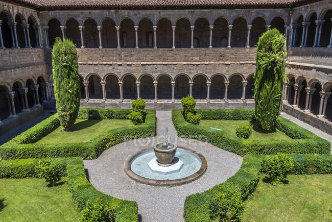 Spain, Catalonia, province of Girona, Ripoll, old Benedictine monastery of Santa-Maria cloister (11th-13th centuries) — Stock Photo