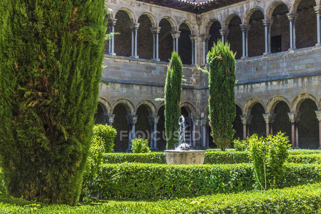 España, Cataluña, provincia de Girona, Ripoll, antiguo monasterio benedictino del claustro de Santa María (siglos XI-XIII)) - foto de stock
