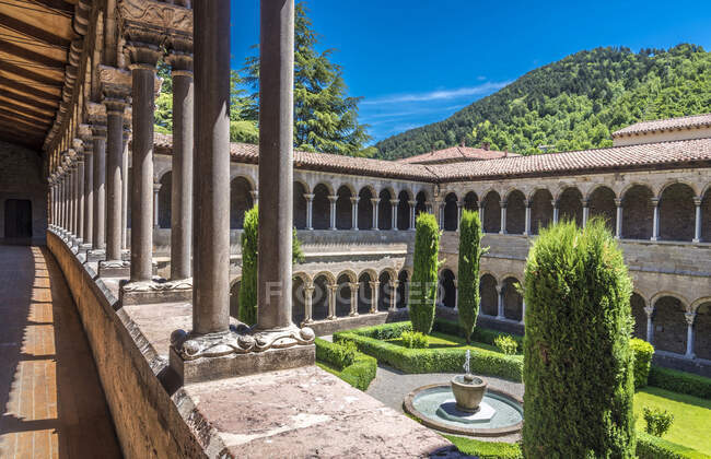 Spain, Catalonia, province of Girona, Ripoll, old Benedictine monastery of Santa-Maria cloister (11th-13th centuries) — Stock Photo