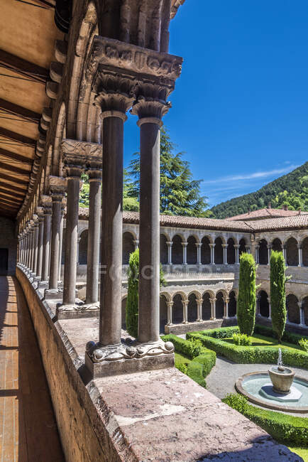 España, Cataluña, provincia de Girona, Ripoll, antiguo monasterio benedictino del claustro de Santa María (siglos XI-XIII)) - foto de stock