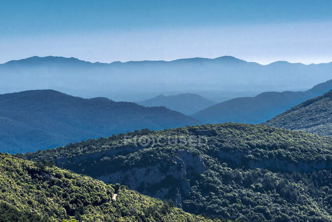 España, Cataluña, comarca de Garrotxa, Tortella, Pirineos Catalanes paisaje visto desde la Alta Garrotxa - foto de stock