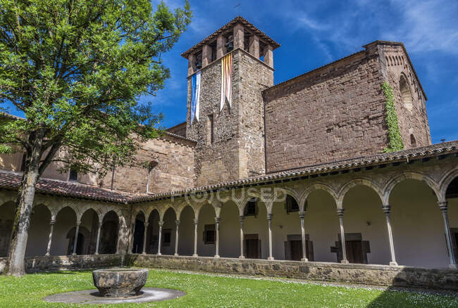 España, Cataluña, comarca de Ripolles, Sant Joan de les Abadesses, claustro del antiguo monasterio (siglo XII)) - foto de stock