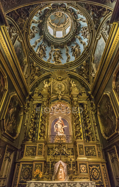 Espanha, Catalunha, comarca de Ripolos, igreja de Sant Joan de les Abadesses, retábulo barroco e cúpula da capela Mãe das Dores — Fotografia de Stock