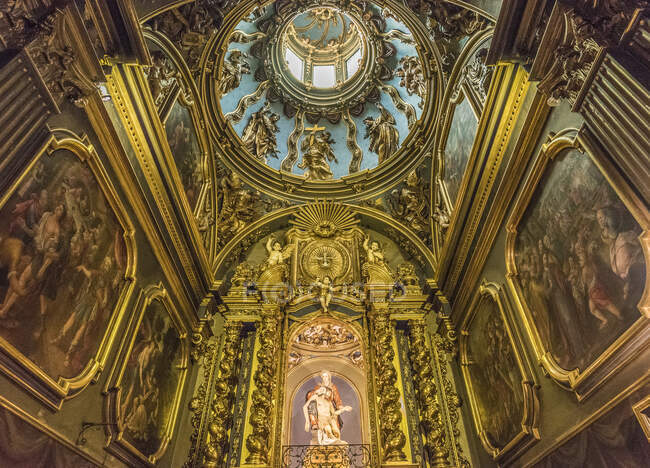 Espanha, Catalunha, comarca de Ripolos, igreja de Sant Joan de les Abadesses, retábulo barroco e cúpula da capela Mãe das Dores — Fotografia de Stock