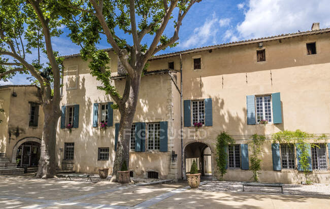 France, Provence-Alpes-Cote d'Azur, Vaucluse, city hall of Pernes-les-Fontaines — стокове фото