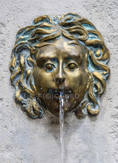 Francia, Provenza-Alpes-Costa Azul, Vaucluse, Pays des Sorgues, l 'Isle-sur-la-Sorgue, fuente - foto de stock